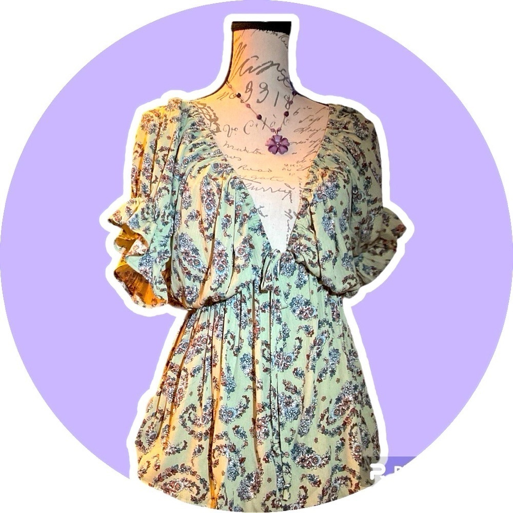 3/$13 Blue Leopard- floral v-neck short sleeve top. Size 1X
